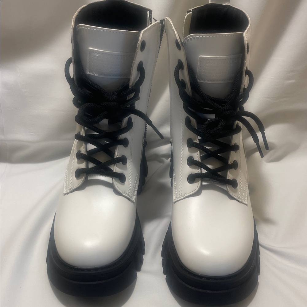 Levi's Women's Giselle 2 Neo Combat Boot size 6 1/2